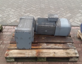 Reductor SEW met parallel shaft 15 kw, 65 rpm 